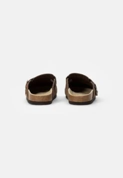 Pier One LEATHER UNISEX - Clogs - Brown -Pier One Verkäufe 18a09b6c3e71439784e427988b058842