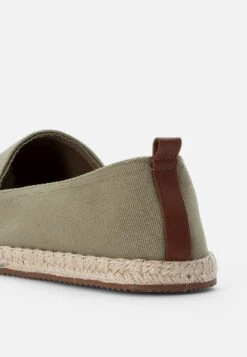 Pier One RENA ESPADRILLE UNISEX - Espadrille - Olive -Pier One Verkäufe 8b1ef3dce9d344a08d816af96a53324d
