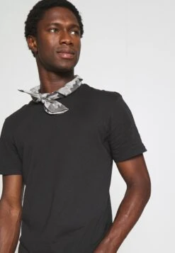 Pier One 3 PACK - T-Shirt Basic - Black/mottled Dark Grey/bordeaux -Pier One Verkäufe ae9b9691c10949c5b4edc17929f8c13a