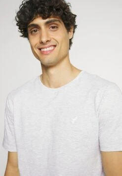 Pier One 5 PACK - T-Shirt Basic - Light Grey - 101_white - 001_green - 602 -Pier One Verkäufe bfc88b4fb0af436ea6df397e7b3e9a49