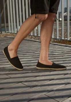Pier One RENA ESPADRILLE UNISEX - Espadrille - Black -Pier One Verkäufe cb806f944ebf47a1be125d225ca7178e