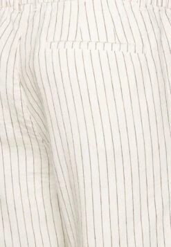 Pier One LINEN BLEND DRAWCORD SHORTS - Shorts - Off-white -Pier One Verkäufe f49c7de0cfa048f4bc002dc26d1abcb2